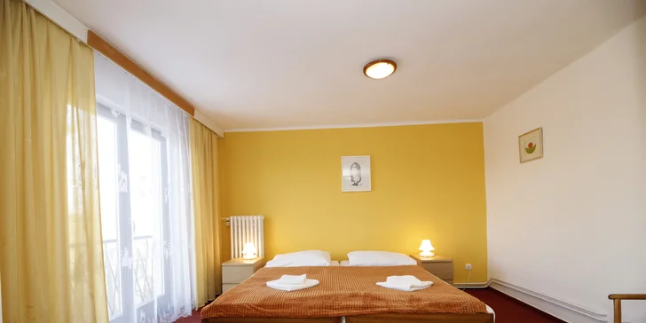 Polopenze s lahví vína a wellness jako pro pány v podhradí Zvíkova: jedna noc i týden v páru či s rodinou