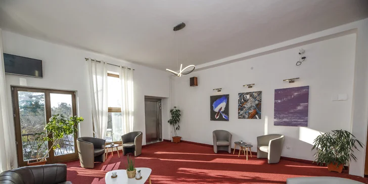 Polopenze s lahví vína a wellness jako pro pány v podhradí Zvíkova: jedna noc i týden v páru či s rodinou