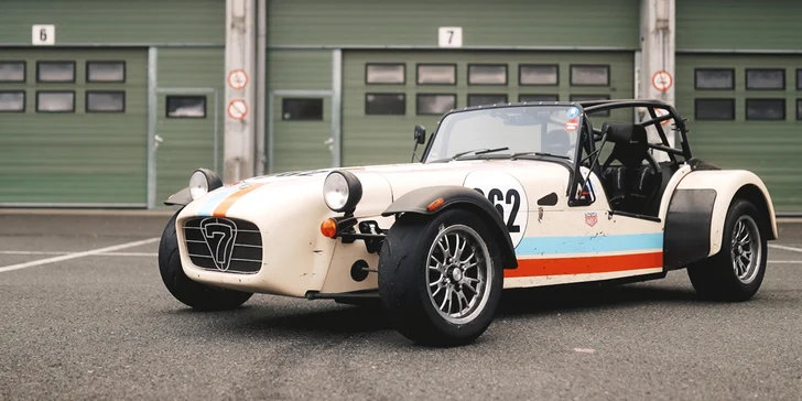 Jízdy na malém či velkém okruhu v Porsche, BMW, Abarthu, Caterhamu, Audi i Jaguaru