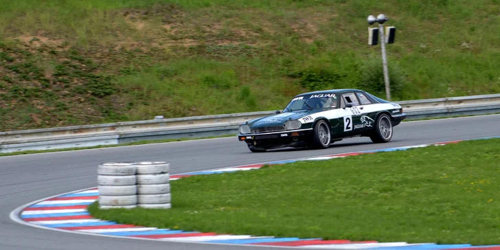 Jízdy na malém či velkém okruhu v Porsche, BMW, Abarthu, Caterhamu, Audi i Jaguaru