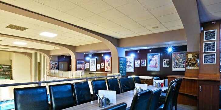 Burger nebo kuřecí křídla i s přílohou a nápojem v bowlingové restauraci pro 1–2 os.