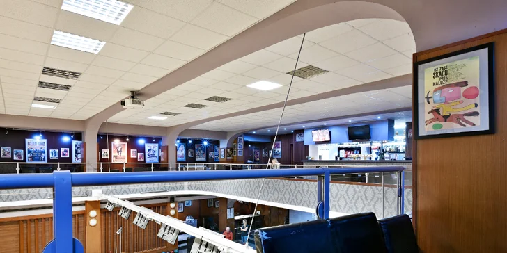 Burger nebo kuřecí křídla i s přílohou a nápojem v bowlingové restauraci pro 1–2 os.