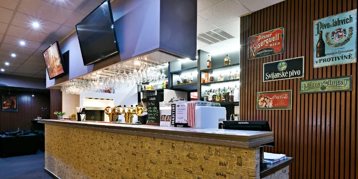 Burger nebo kuřecí křídla i s přílohou a nápojem v bowlingové restauraci pro 1–2 os.