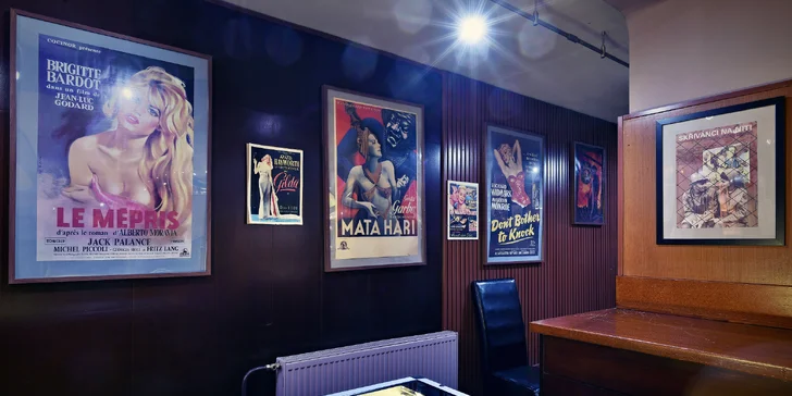Burger nebo kuřecí křídla i s přílohou a nápojem v bowlingové restauraci pro 1–2 os.
