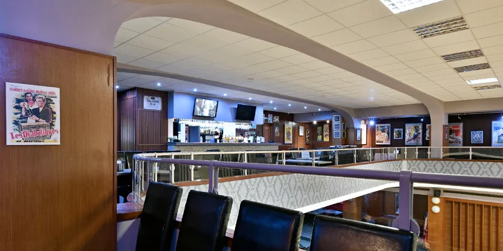 Burger nebo kuřecí křídla i s přílohou a nápojem v bowlingové restauraci pro 1–2 os.