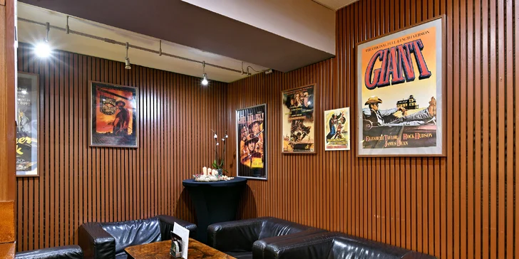 Burger nebo kuřecí křídla i s přílohou a nápojem v bowlingové restauraci pro 1–2 os.