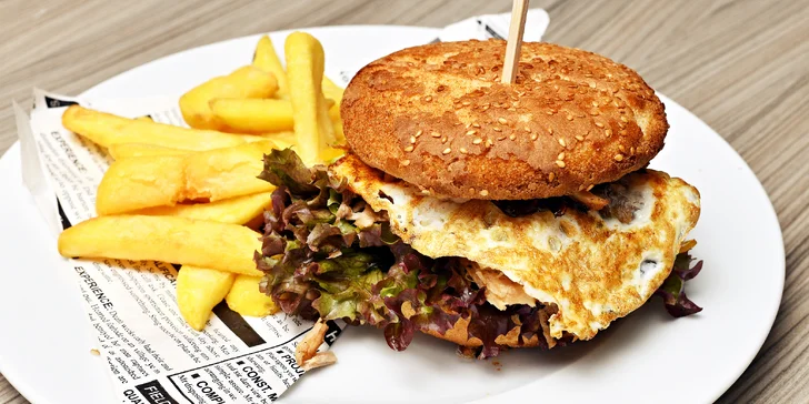 Burger nebo kuřecí křídla i s přílohou a nápojem v bowlingové restauraci pro 1–2 os.