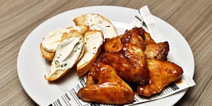 Burger nebo kuřecí křídla i s přílohou a nápojem v bowlingové restauraci pro 1–2 os.