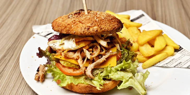 Burger nebo kuřecí křídla i s přílohou a nápojem v bowlingové restauraci pro 1–2 os.