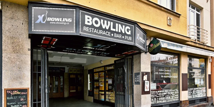 Burger nebo kuřecí křídla i s přílohou a nápojem v bowlingové restauraci pro 1–2 os.