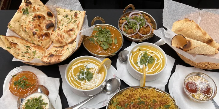 Indické vegetariánské nebo masové menu pro 2 osoby: polévka, několik hlavních chodů i dezert