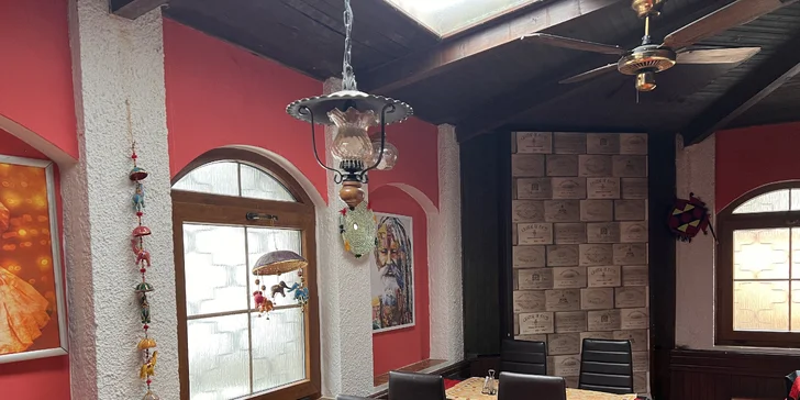 Indické vegetariánské nebo masové menu pro 2 osoby: polévka, několik hlavních chodů i dezert