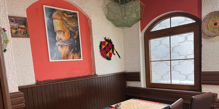 Indické vegetariánské nebo masové menu pro 2 osoby: polévka, několik hlavních chodů i dezert