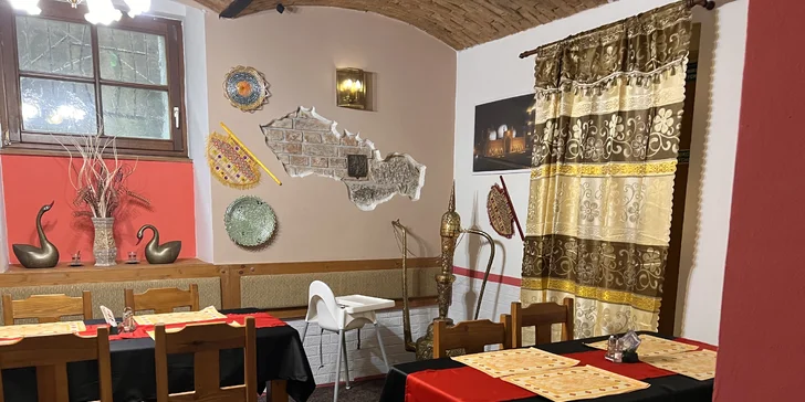 Indické vegetariánské nebo masové menu pro 2 osoby: polévka, několik hlavních chodů i dezert