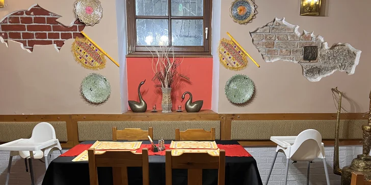Indické vegetariánské nebo masové menu pro 2 osoby: polévka, několik hlavních chodů i dezert