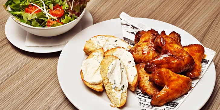 Burger nebo kuřecí křídla i s přílohou a nápojem v bowlingové restauraci pro 1–2 os.