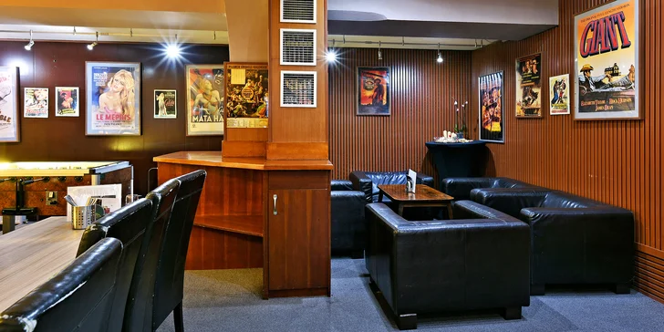 Burger nebo kuřecí křídla i s přílohou a nápojem v bowlingové restauraci pro 1–2 os.