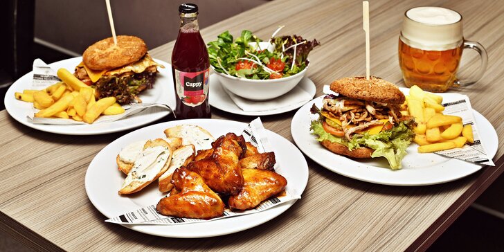 Burger nebo kuřecí křídla i s přílohou a nápojem v bowlingové restauraci pro 1–2 os.
