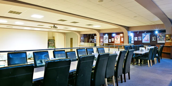 Burger nebo kuřecí křídla i s přílohou a nápojem v bowlingové restauraci pro 1–2 os.