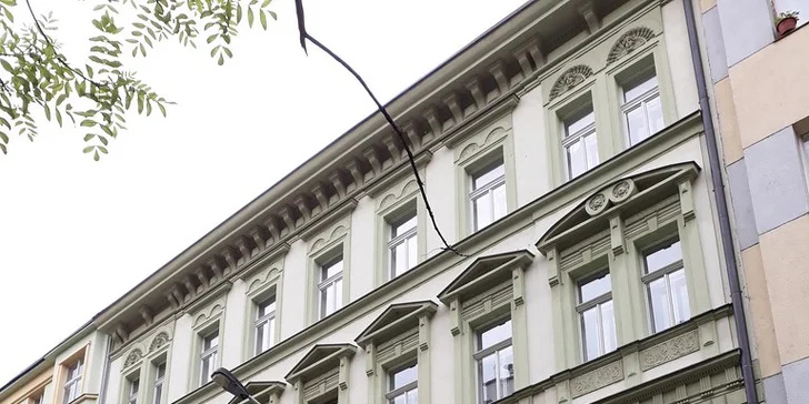 Klasická kombinovaná manikúra s lakováním gel lakem nebo p-shine