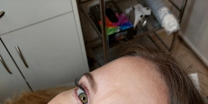 Microblading obočí: přirozený permanentní make-up metodou vláskování a oční linky se stínem