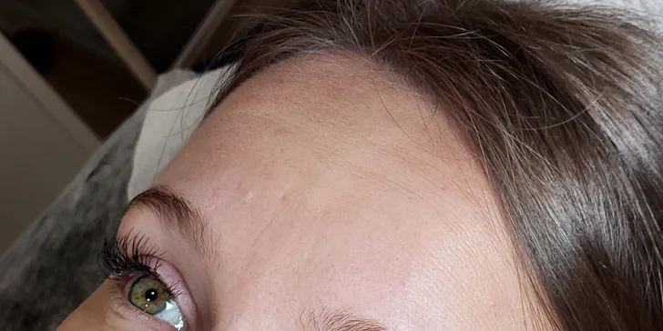 Microblading obočí: přirozený permanentní make-up metodou vláskování a oční linky se stínem
