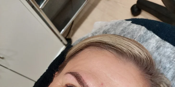 Microblading obočí: přirozený permanentní make-up metodou vláskování a oční linky se stínem