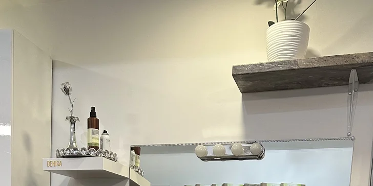 Střih a foukání či zesvětlení vč. regenerace pro všechny délky vlasů