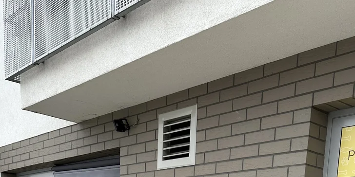 Střih a foukání či zesvětlení vč. regenerace pro všechny délky vlasů