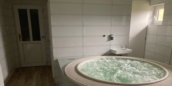 Pohoda na Šumavě pro dva i rodinu: jídlo, wellness i lahev vína