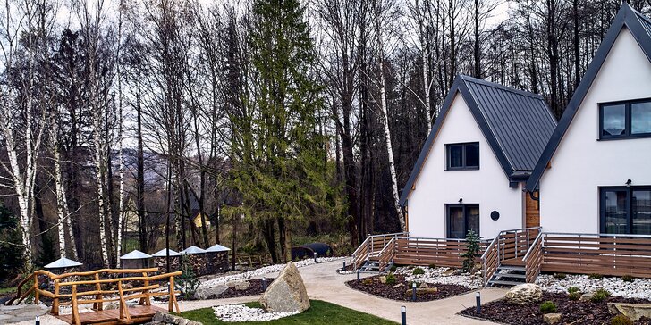 Pobyt v Jeseníkách: moderní vybavená chatka, sauna i vířivý sud pro 4 osoby