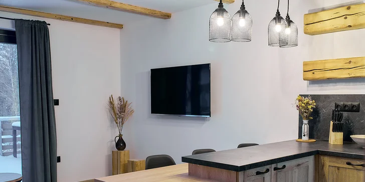 Pobyt v Jeseníkách: moderní vybavená chatka, sauna i vířivý sud pro 4 osoby