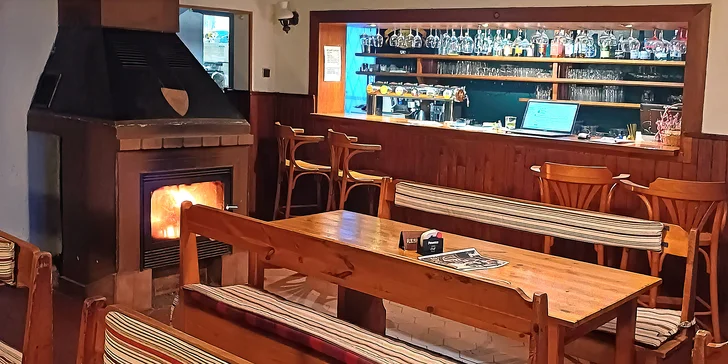 Smažené sýry, stripsy nebo žebra, přílohy i pití pro 1 nebo 2 osoby