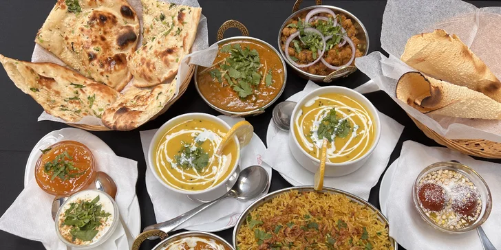 Indické vegetariánské nebo masové menu pro 2 osoby: polévka, několik hlavních chodů i dezert