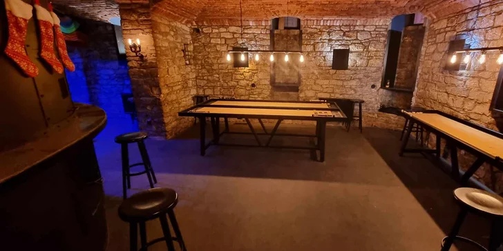 Ping-pong s UV barvami či shuffleboard až pro 6 hráčů a sleva na drinky