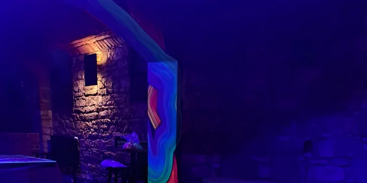 Ping-pong s UV barvami či shuffleboard až pro 6 hráčů a sleva na drinky
