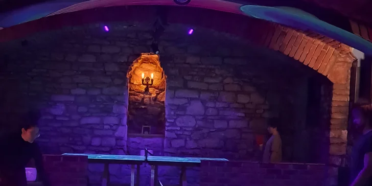 Ping-pong s UV barvami či shuffleboard až pro 6 hráčů a sleva na drinky