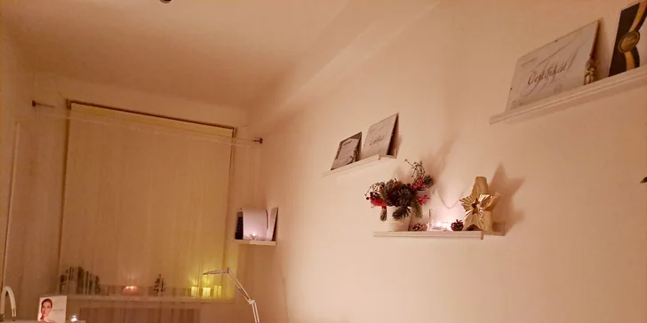 Omlazující ošetření s 23 karátovým zlatem a světelná terapie