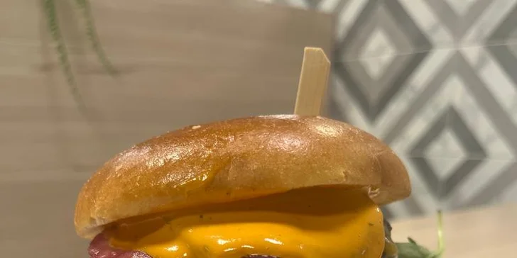 Tortila menu dle výběru, hovězí burger a příloha či mega taška s bagetami i toastem