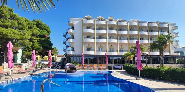 Léto v Dalmácii: hotel 2 minuty od pláže, bohatá polopenze, bazén a first minute sleva