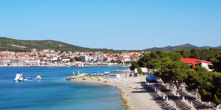 Léto v Dalmácii: hotel 2 minuty od pláže, bohatá polopenze, bazén a first minute sleva