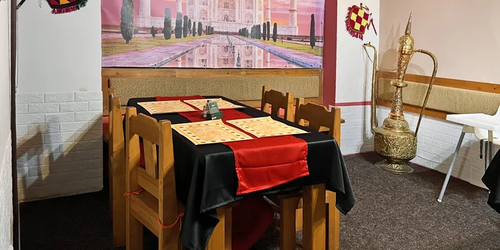 Indické vegetariánské nebo masové menu pro 2 osoby: polévka, několik hlavních chodů i dezert