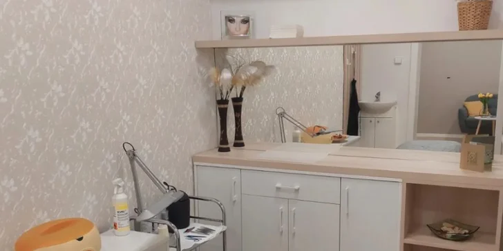 Microblading obočí: přirozený permanentní make-up metodou vláskování a oční linky se stínem