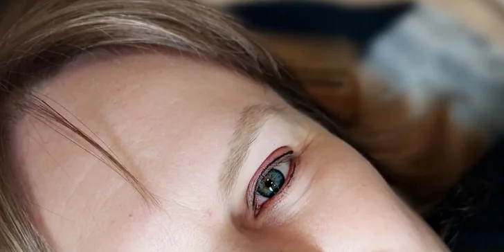 Microblading obočí: přirozený permanentní make-up metodou vláskování a oční linky se stínem