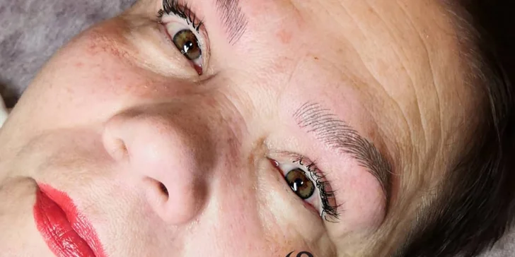 Microblading obočí: přirozený permanentní make-up metodou vláskování a oční linky se stínem