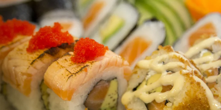 Pestré sushi sety v centru Brna: 34 a 46 kousků nebo 28 ks a teplé jídlo