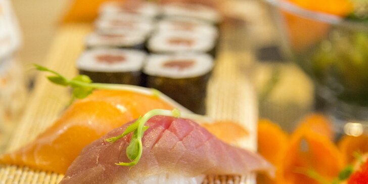 Pestré sushi sety v centru Brna: 34 a 46 kousků nebo 28 ks a teplé jídlo