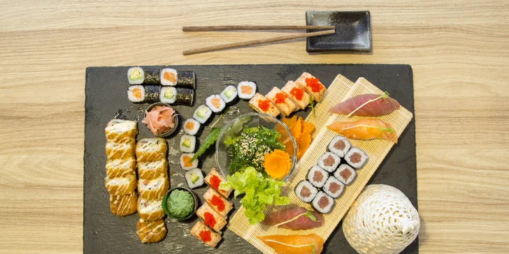Pestré sushi sety v centru Brna: 34 a 46 kousků nebo 28 ks a teplé jídlo
