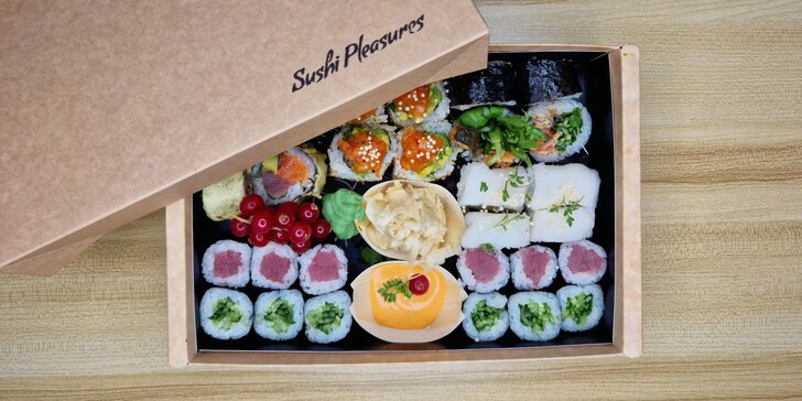 Rozmanité sushi sety s sebou: 16-48 rolek s lososem, krevetou, úhořem i avokádem