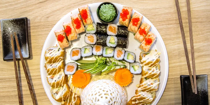 Pestré sushi sety v centru Brna: 34 a 46 kousků nebo 28 ks a teplé jídlo